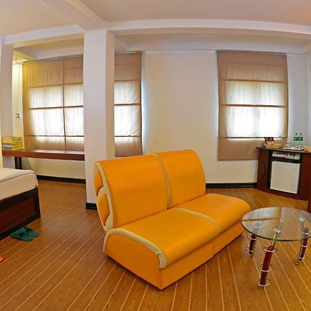 Clover Hotel Yangon Extérieur photo