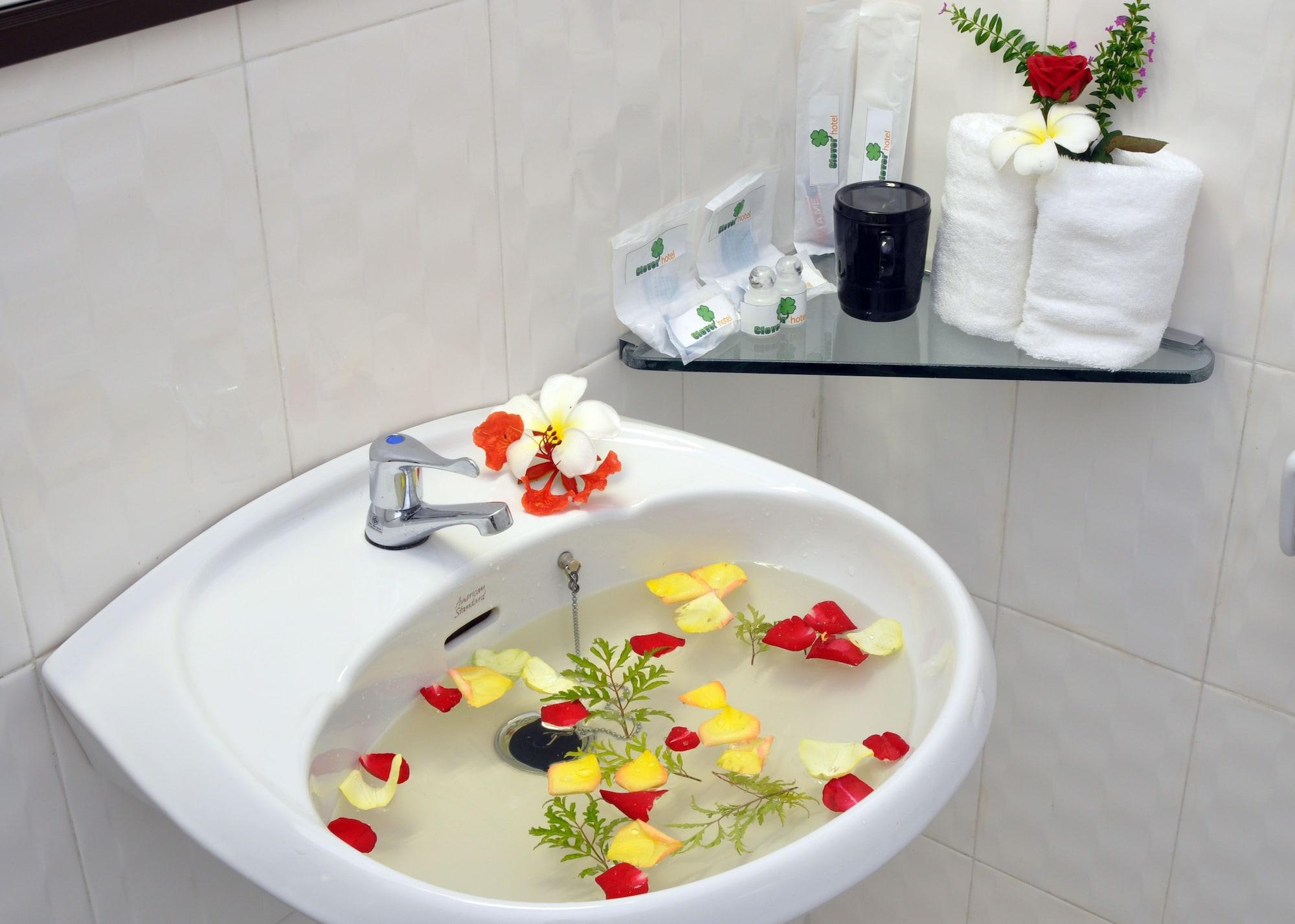 Clover Hotel Yangon Extérieur photo