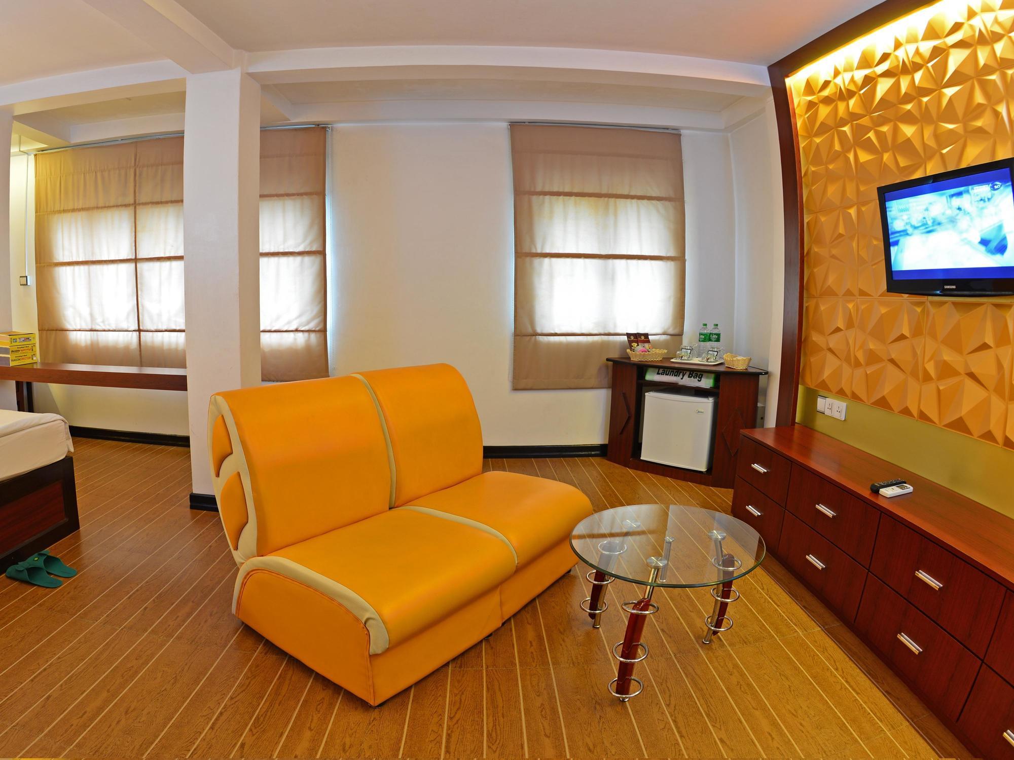Clover Hotel Yangon Extérieur photo