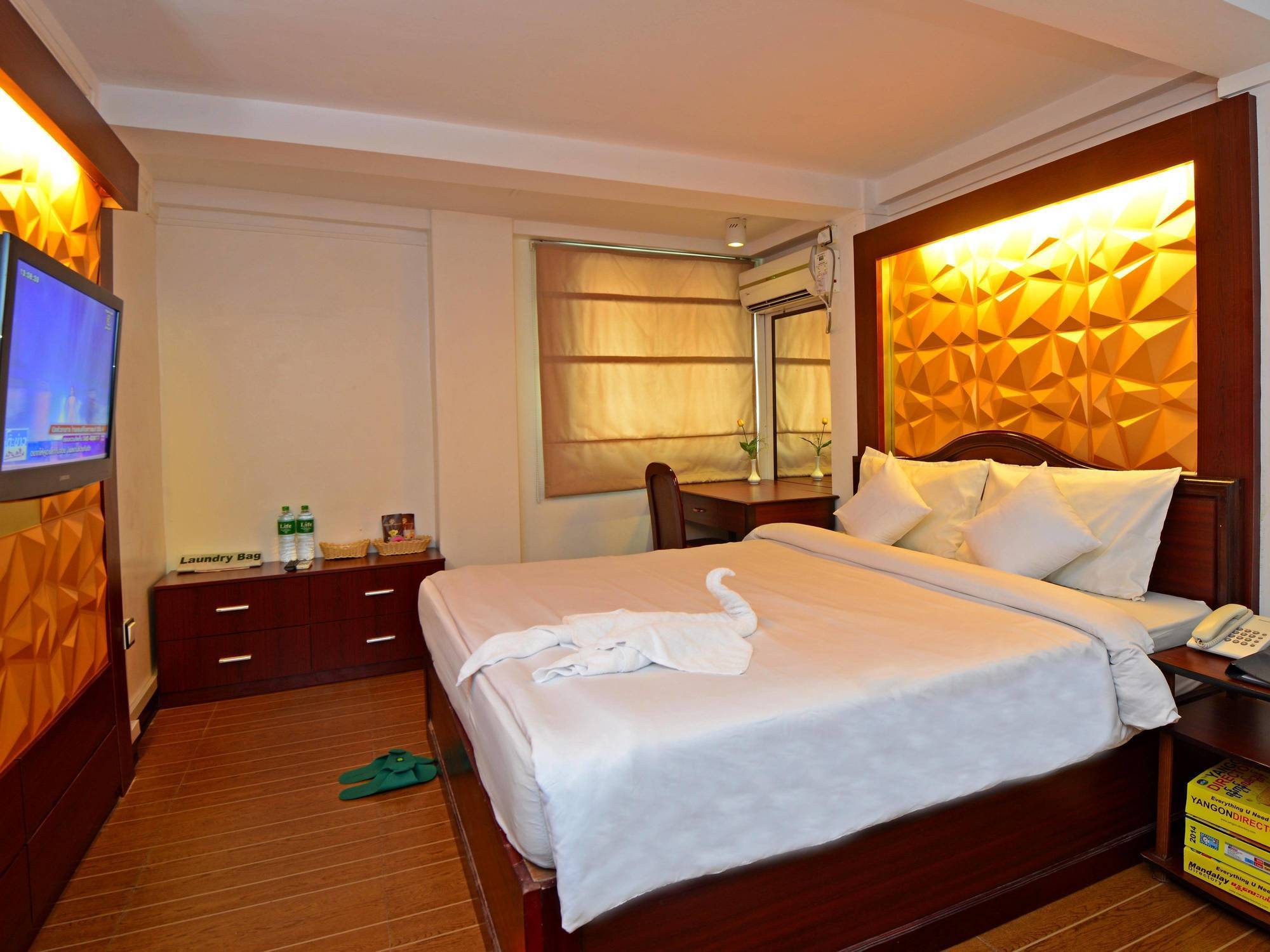 Clover Hotel Yangon Extérieur photo