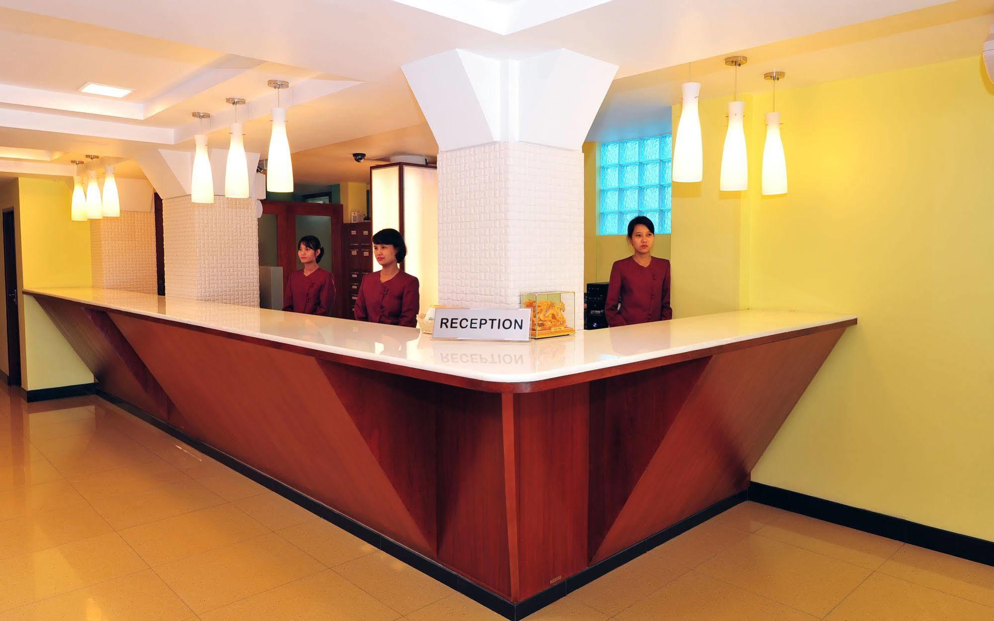 Clover Hotel Yangon Extérieur photo