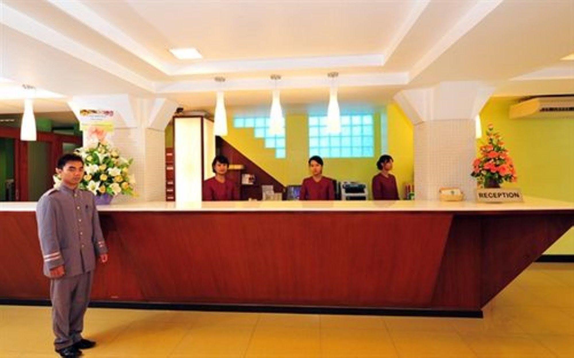 Clover Hotel Yangon Extérieur photo