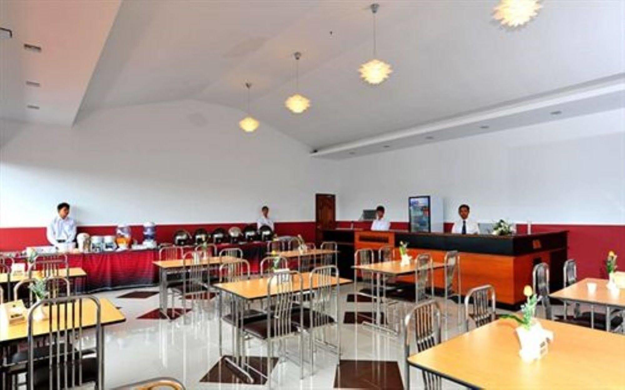 Clover Hotel Yangon Extérieur photo